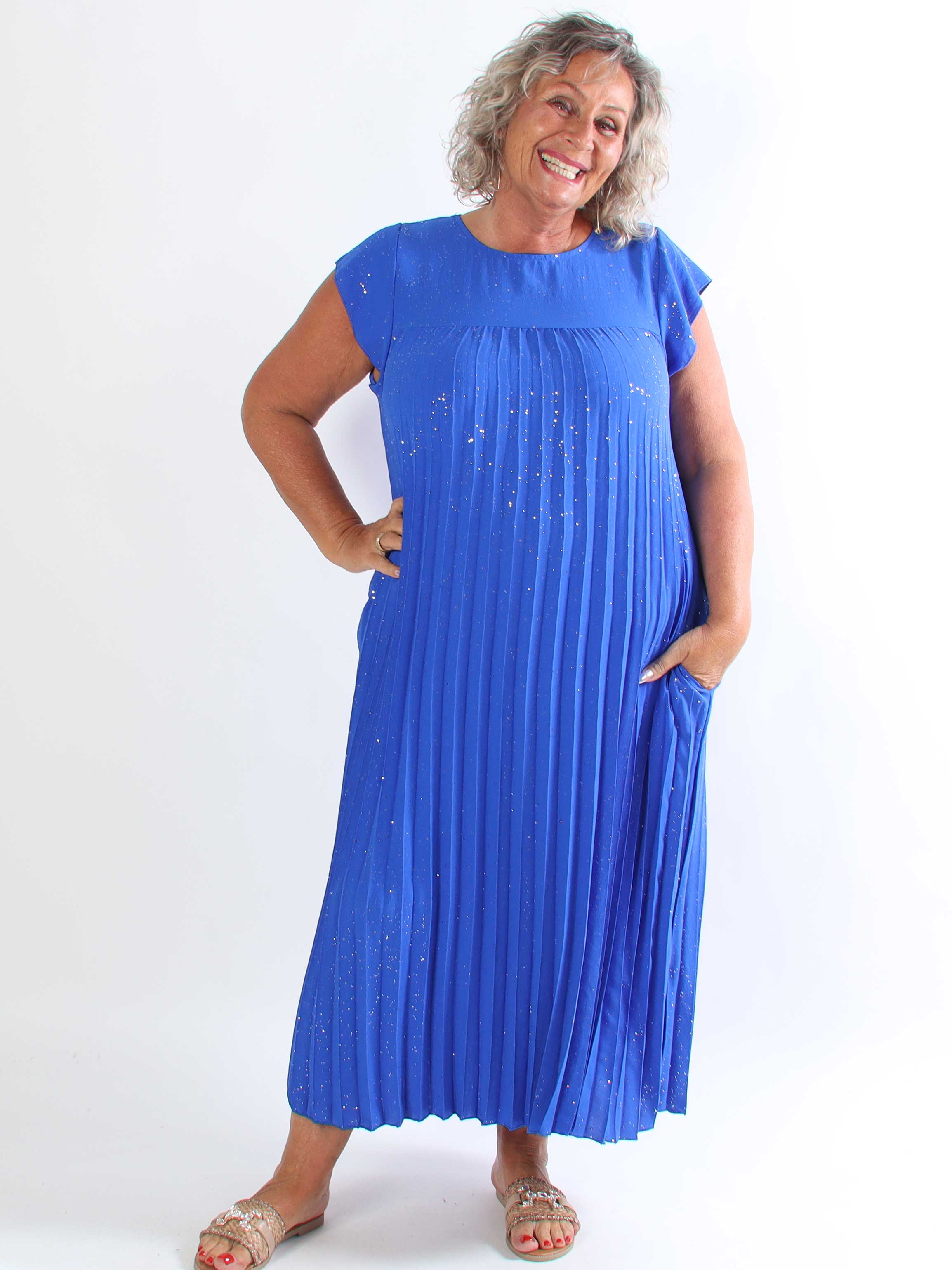 Nancy Glitter - Lang plus size kjole med plisseringer og lommer